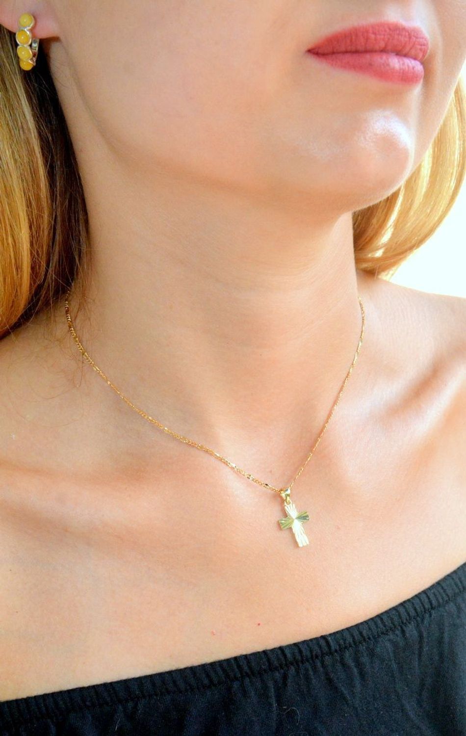 Złota zawieszka 375 krzyżyk z ozdobnym grawerowaniem ZA 3823 375. Złota zawieszka krzyżyk. Złoty krzyżyk damski, męski. Zawieszka krzyżyk z grawerowaniem. Złoty krzyżyk idealny na prezent (1).jpg